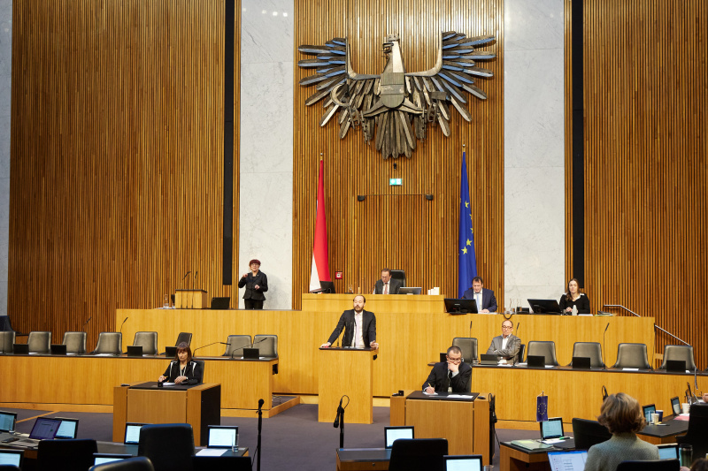 Am Redner:innenpult Nationalratsabgeordneter Nikolaus Scherak (NEOS)