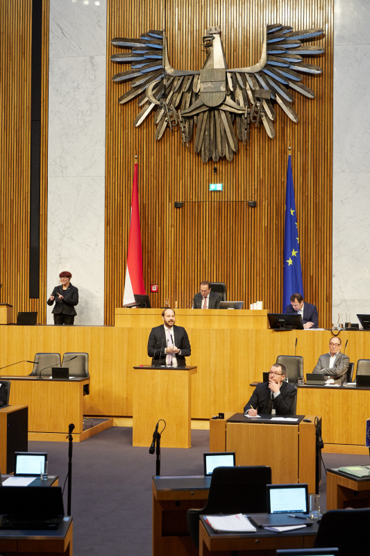 Am Redner:innenpult Nationalratsabgeordneter Nikolaus Scherak (NEOS)