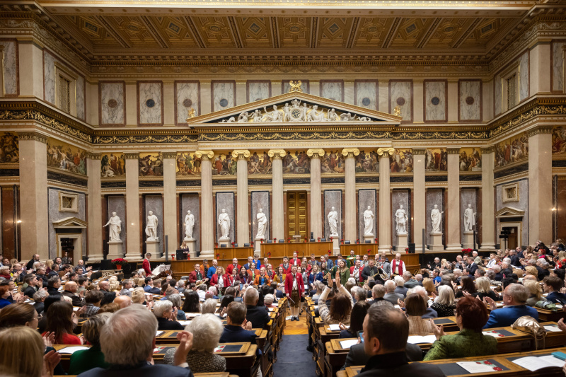 Blick Richtung Veranstaltungsteilnehmer:innen