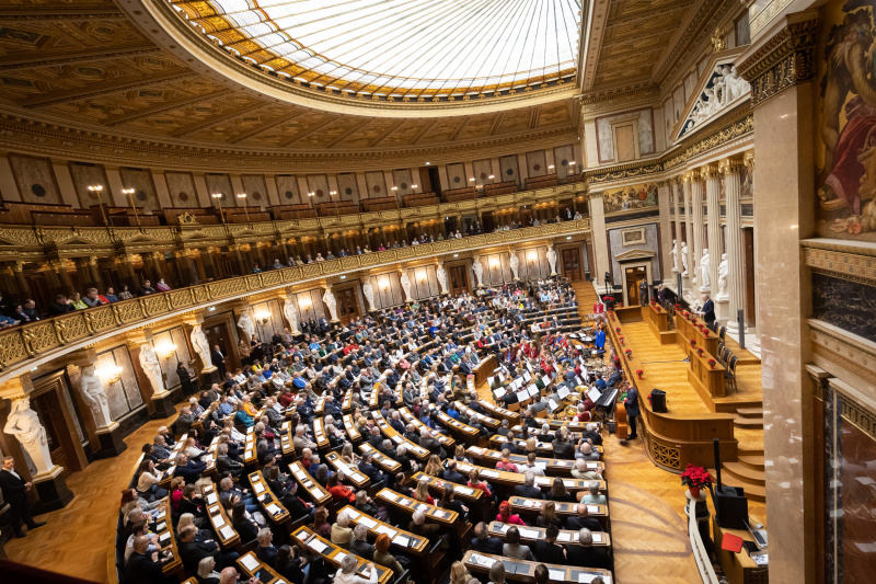 Eröffnungsworte Nationalratspräsident Walter Rosenkranz (FPÖ) am Präsidium. Blick von oben in den Bundesversammlungssaal