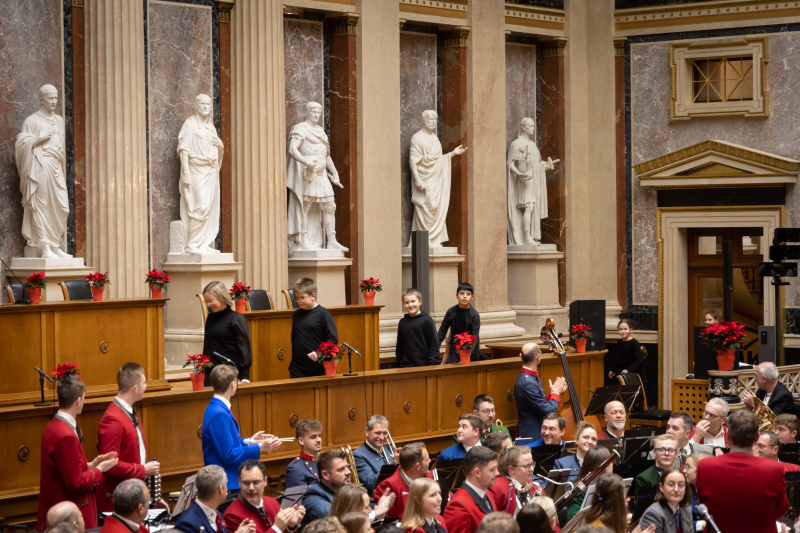 Einzug MeKS Kinderchor der VS und LMS