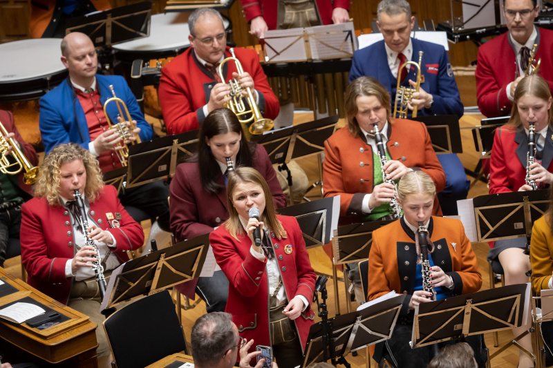 Sängerin Magdalena Döhne mit Blasorchester
