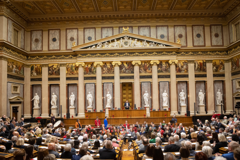 Blick Richtung Veranstaltungsteilnehmer:innen. Dank und Verabschiedung Bundesratspräsident Franz Ebner (ÖVP) am Präsidium
