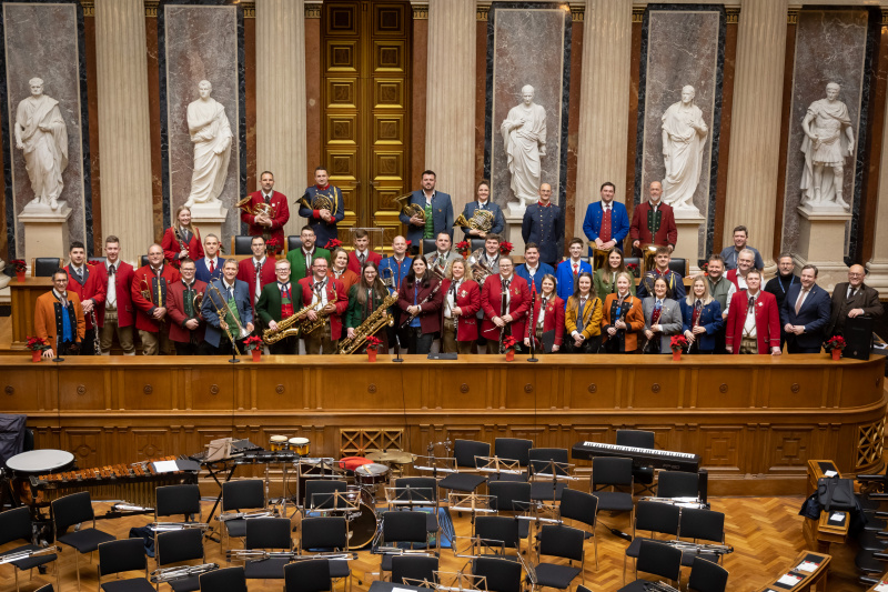 Gruppenfoto Orchester des Österreichischen Blasmusikverbands mit Bundesratspräsident Franz Ebner (ÖVP)