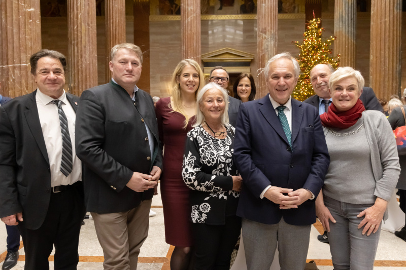 Gruppenfoto von links: Bundesrat Klemens Kofler (FPÖ), Bundesrat Markus Steinmaurer (FPÖ), Bundesrätin Isabella Theuermann (FPÖ), Bundesrätin Irene Partl (FPÖ), Nationalratspräsident Walter Rosenkranz (FPÖ), Bundesrätin Marlies Doppler (FPÖ)