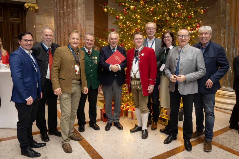 Gruppenfoto Veranstaltungsteilnehmer aus den Bundesländern mit Nationalratspräsident Walter Rosenkranz (FPÖ)
