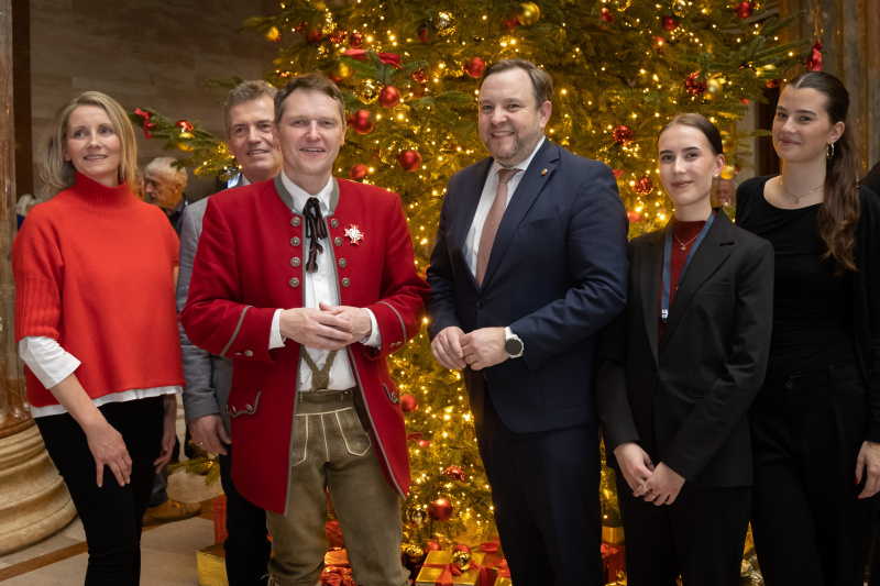 Bundesratspräsident Franz Ebner (ÖVP) mit Veranstaltungsteilnehmer:innen