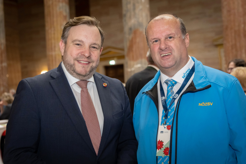 Von rechts: Mitarbeiter Niederösterreichischer Zivilschutzverband,  Bundesratspräsident Franz Ebner (ÖVP)