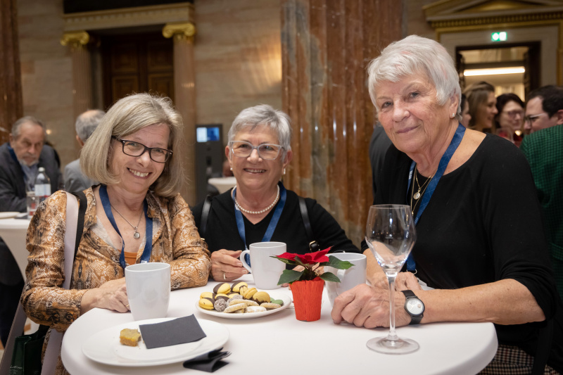 Gruppenfoto von links: Mitarbeiterinnen der Zweitern Sparkasse und des Hilfswerks
