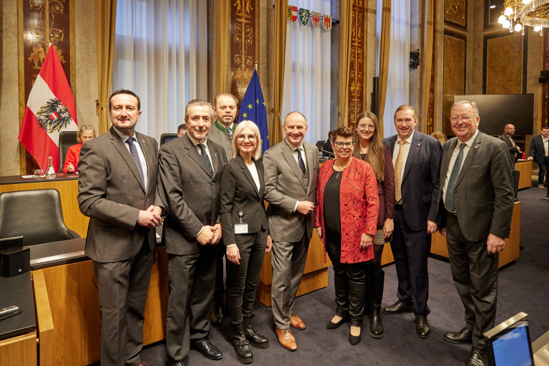Von links: Bundesrat Herbert Kober (FPÖ), Bundesrat Werner Gradwohl (FPÖ), Bundesrat Manfred Repolust (FPÖ), Bundesrätin Gabriele Kolar (SPÖ), Bundesrat Peter Samt (FPÖ), Bundesrätin Bernadette Kerschler (SPÖ), Bundesrätin Antonia Herunter ÖVP), Bundesrat Günther Ruprecht (ÖVP), Bundesrat Ernest Schwindsackl (ÖVP)
