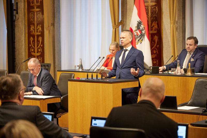 Am Redner:innenpult Vorsitzender der Bundesratsfraktion Harald Himmer (ÖVP)