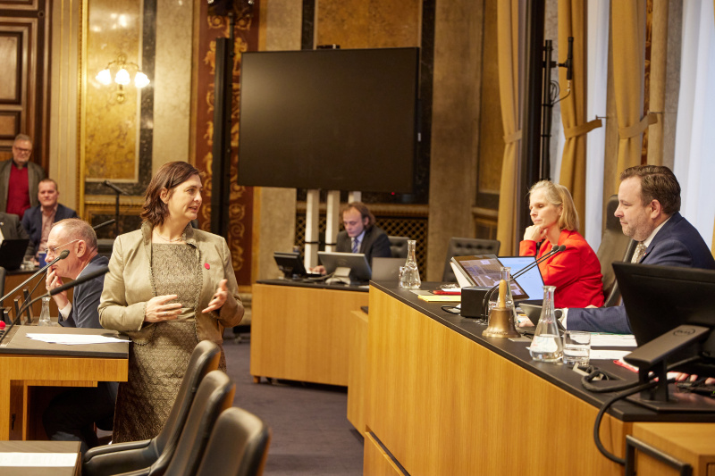 Am Redner:innenpult Bundesrätin Manuela-Anna Sumah-Vospernik (NEOS)