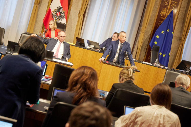 Am Redner:innenpult Vorsitzender der Bundesratsfraktion Harald Himmer (ÖVP)