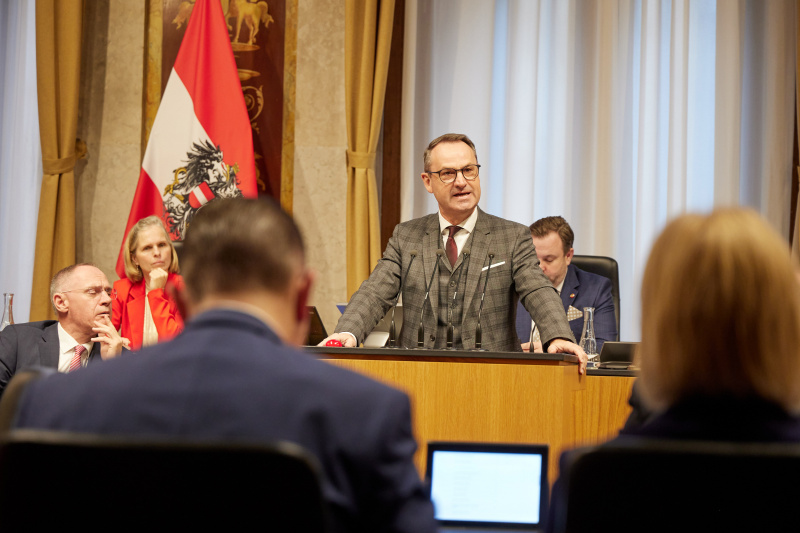 Am Redner:innenpult Vizepräsident des Bundesrates Dominik Reisinger (SPÖ)