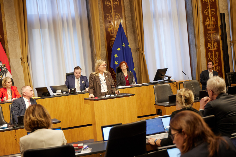 Am Redner:innenpult Bundesrätin Claudia Hauschildt-Buschberger (GRÜNE)