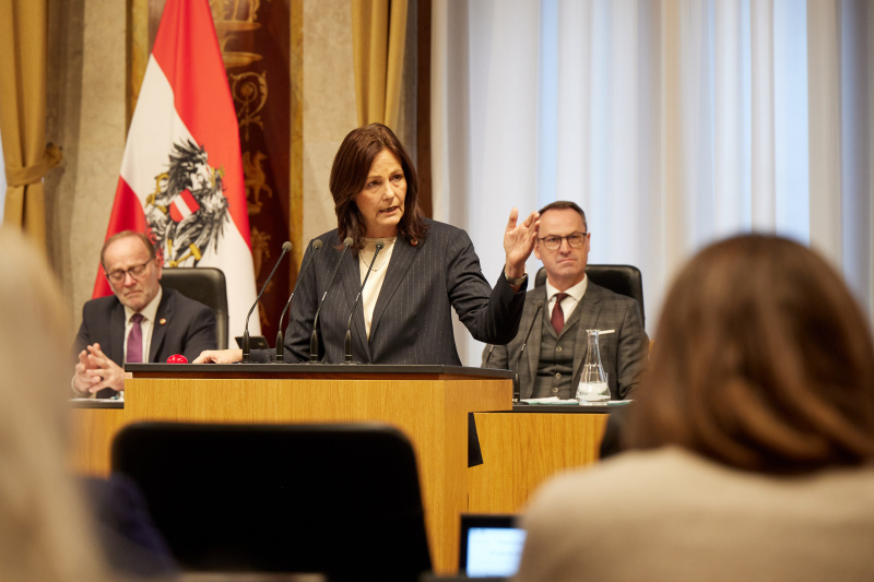 Am Redner:innenpult Bundesrätin Sandra Jäckel (FPÖ)