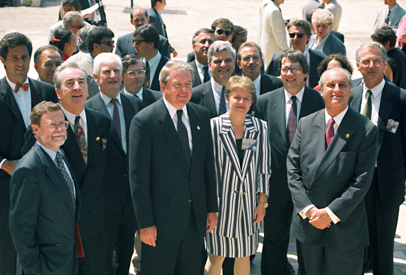 Am 24.06.1994 unterzeichnet Österreich auf dem EU-Gipfel auf Korfu in der St. Georgs-Kirche, der alten Festung von Korfu, den Beitrittsvertrag mit der Europäischen Union (EU). In einer historischen Zeremonie setzen Bundeskanzler Franz Vranitzky und Außenminister Alois Mock sowie EU-Chefunterhändler Manfred Scheich und Sektionsleiter Ulrich Stacher ihre Unterschrift unter das umfangreiche Vertragswerk. Im Bild v.l.n.r.: EU-Chefunterhändler Manfred Scheich, Außenminister Alois Mock, Bundeskanzler Franz Vranitzky, Staatssekretärin für Integration und Entwicklungszusammenarbeit Brigitte Ederer, Bundesminister für Finanzen Ferdinand Lacina, Bundespräsident Thomas Klestil und Sektionsleiter Ulrich Stacher
