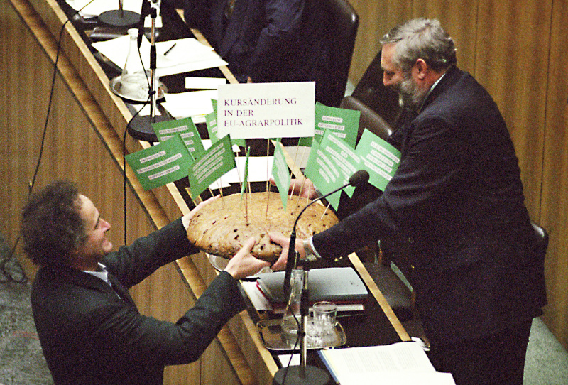Am 16. November 1994 fand eine Debatte über die Ratifizierung des österreichischen EU-Beitrittsvertrages im Parlament statt. Bild: Während der Debatte überreicht der Grüne Abgeordnete Andreas Wabl (l.) dem zukünftigen EU-Agrarminister Franz Fischler (r.) einen Laib Brot