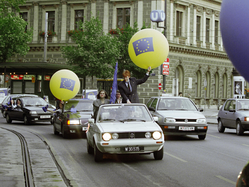 Download von www.picturedesk.com am 18.01.2022 (12:10). .Wien am 12.06.1994: Viele Österreicher freuen sich sichtlich über die positive EU-Volksabstimmung. - 19940612_PD0069 - Rechteinfo: Rights Managed (RM)