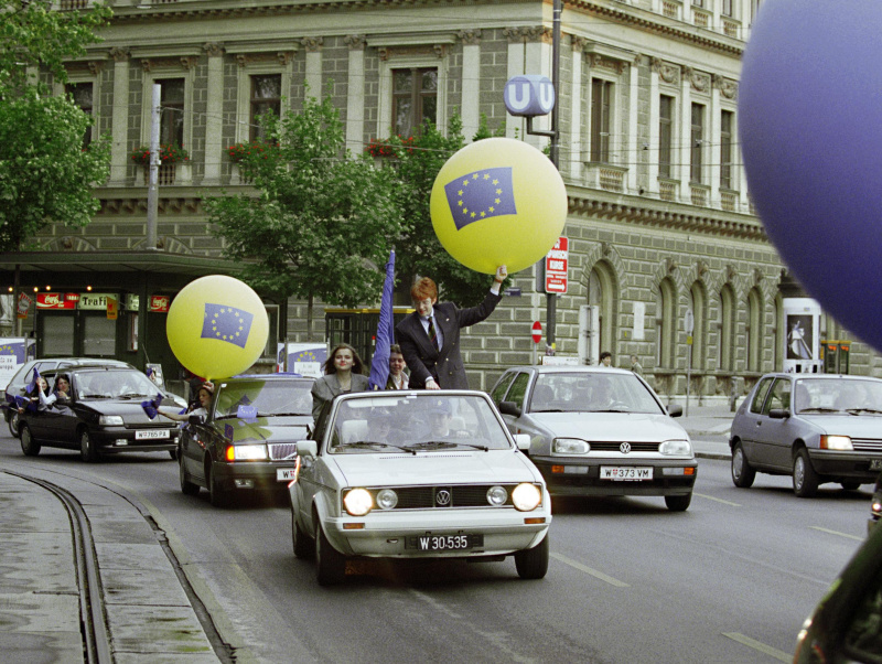 Download von www.picturedesk.com am 18.01.2022 (12:10). .Wien am 12.06.1994: Viele Österreicher freuen sich sichtlich über die positive EU-Volksabstimmung. - 19940612_PD0069 - Rechteinfo: Rights Managed (RM)