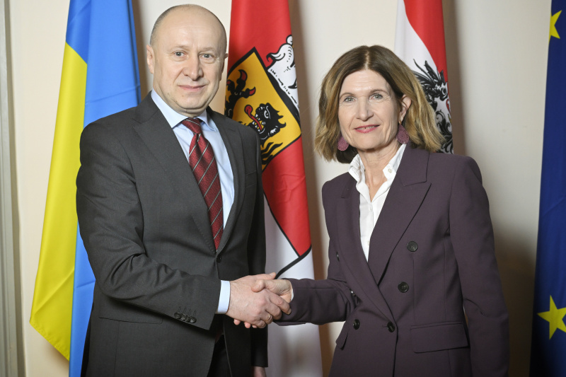 Fahnenfoto. Von links: Ukrainischer Botschafter in Östereich Vasyl Khymynets, Bundesratspräsidentin Andrea Eder-Gitschthaler (ÖVP)