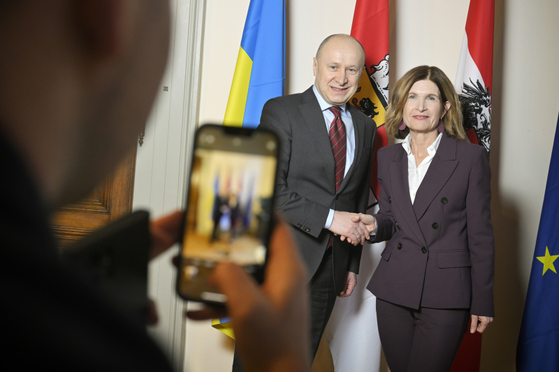 Fahnenfoto. Von links: Ukrainischer Botschafter in Östereich Vasyl Khymynets, Bundesratspräsidentin Andrea Eder-Gitschthaler (ÖVP)