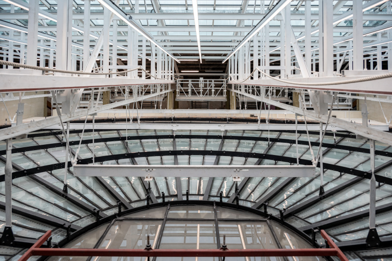 Blick von oben auf das Glasdach des Bundesversammlungssaales