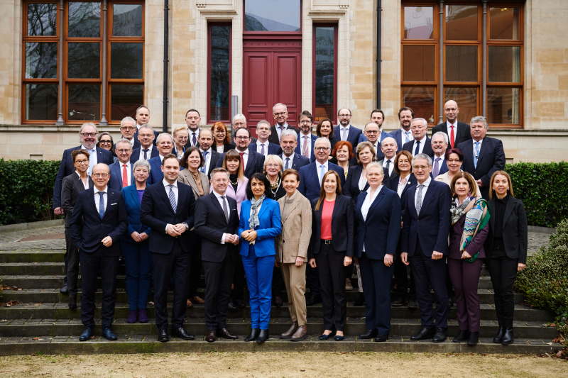 Gruppenfoto der Konferenzteilnehmer:innen