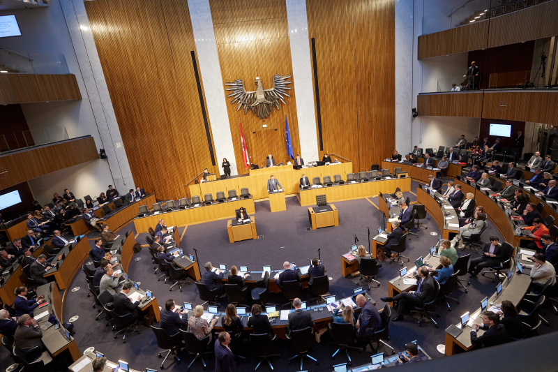 Am Redner:innenpult Klubobmann Andreas Babler (SPÖ)