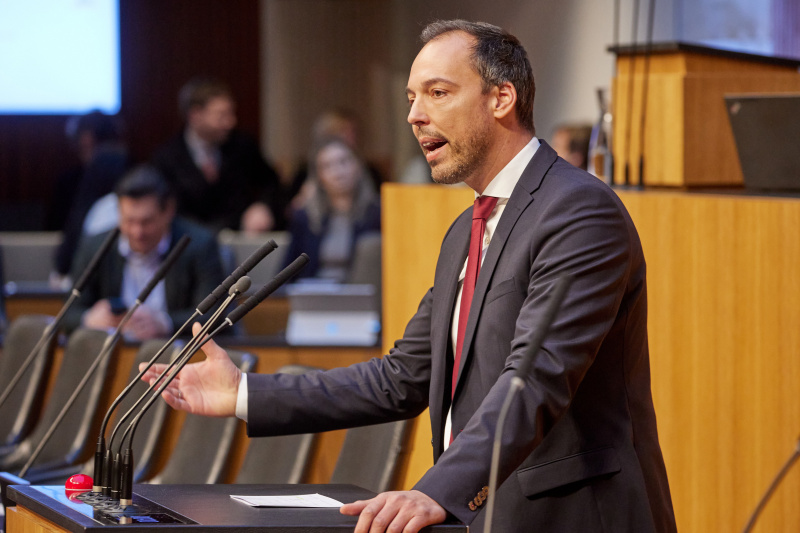 Am Redner:innenpult Nationalratsabgeordneter Klaus Lindinger (ÖVP)