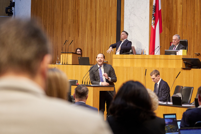 Am Redner:innenpult Nationalratsabgeordneter Nikolaus Scherak (NEOS)