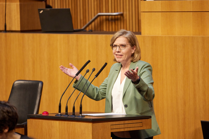 Am Redner:innenpult Infrastrukturministerin Leonore Gewessler (GRÜNE)