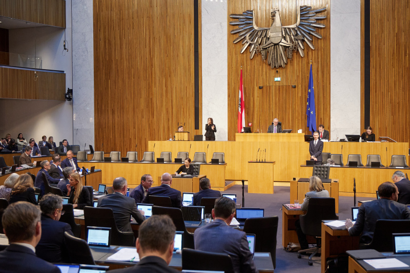 Regierungsbank. Stellungnahme Finanzminister Gunter Mayr (ÖVP)