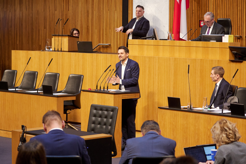 Am Redner:innenpult Nationalratsabgeordneter Jakob Schwarz (GRÜNE)
