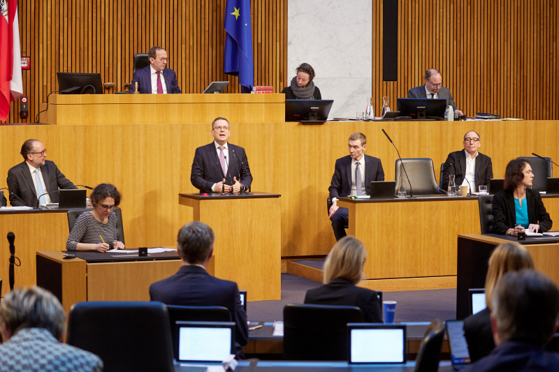 Am Redner:innenpult Klubobmann August Wöginger (ÖVP)