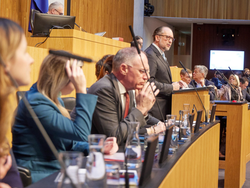 Bundeskanzler Alexander Schallenberg hält eine Rede