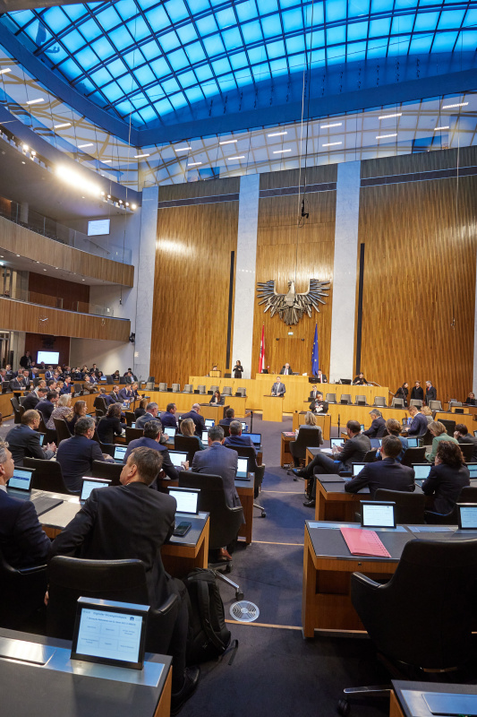 Am Redner:innenpult Klubobmann Andreas Babler (SPÖ)