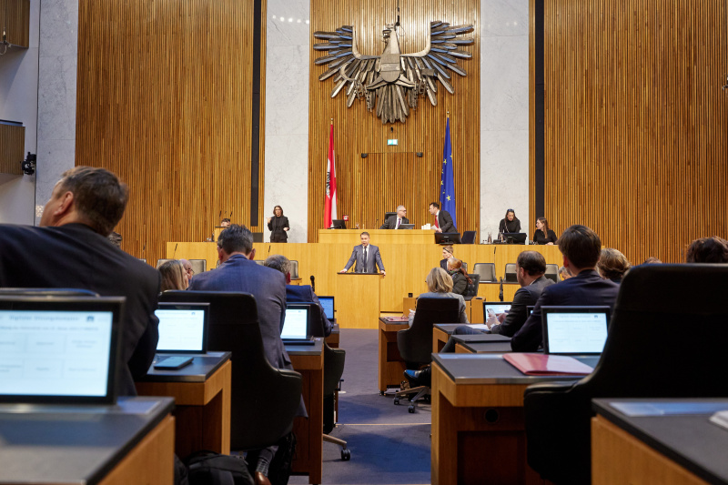 Am Redner:innenpult Klubobmann Andreas Babler (SPÖ)