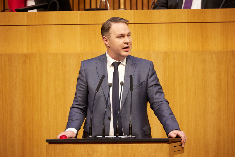 Am Redner:innenpult Klubobmann Andreas Babler (SPÖ)