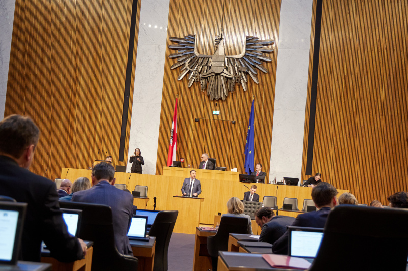 Am Redner:innenpult Klubobmann Andreas Babler (SPÖ)