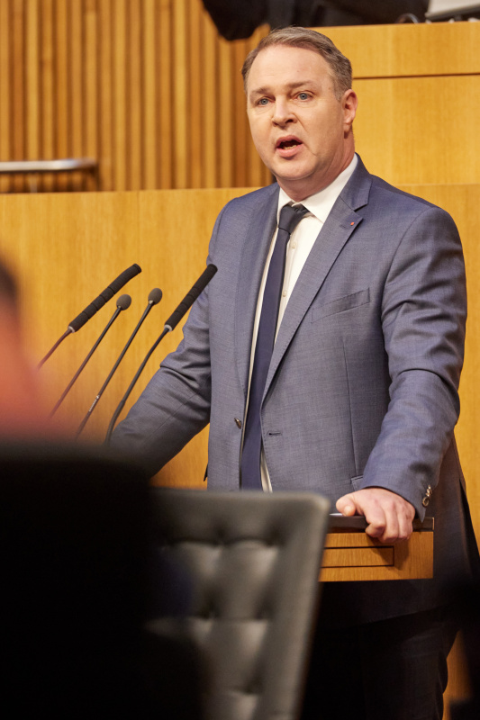 Am Redner:innenpult Klubobmann Andreas Babler (SPÖ)