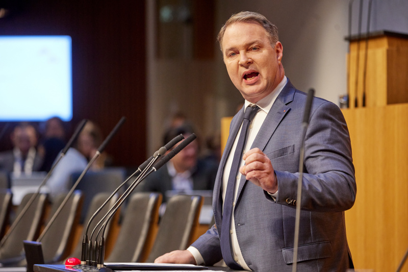 Am Redner:innenpult Klubobmann Andreas Babler (SPÖ)