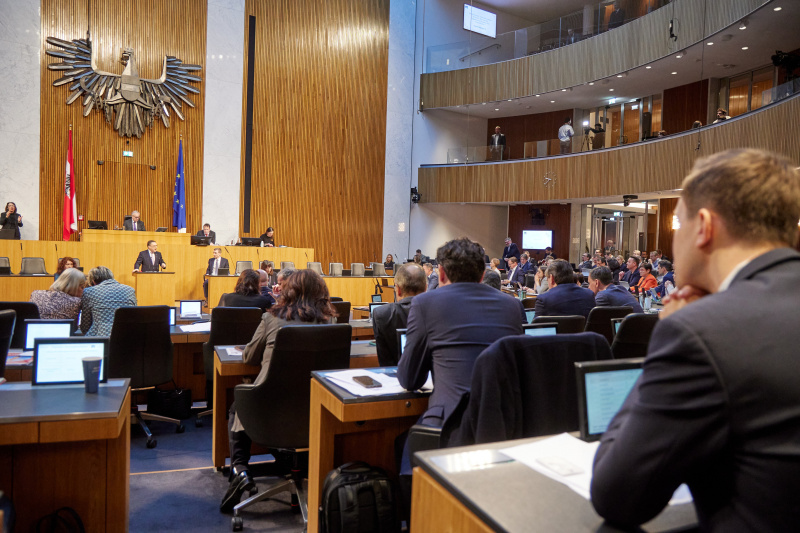 Am Redner:innenpult Klubobmann August Wöginger (ÖVP)