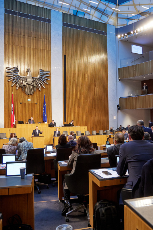 Am Redner:innenpult Klubobmann August Wöginger (ÖVP)