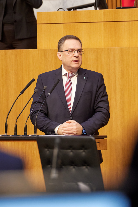 Am Redner:innenpult Klubobmann August Wöginger (ÖVP)