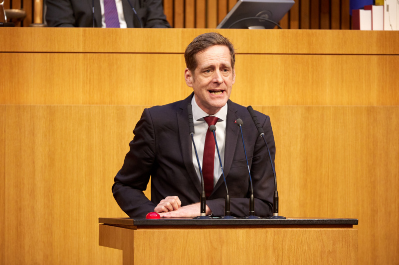 Am Redner:innenpult Nationalratsabgeordneter Kai Jan Krainer (SPÖ)