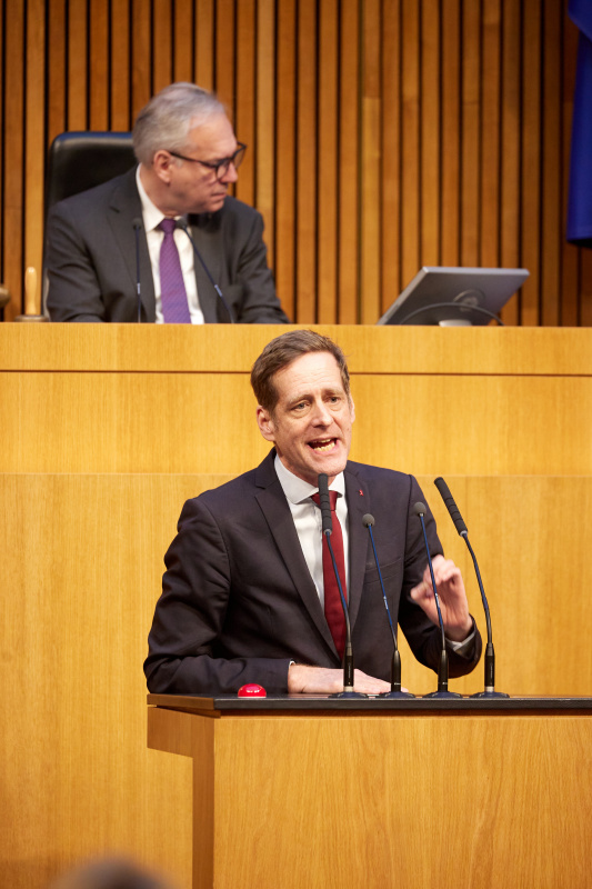 Am Redner:innenpult Nationalratsabgeordneter Kai Jan Krainer (SPÖ)