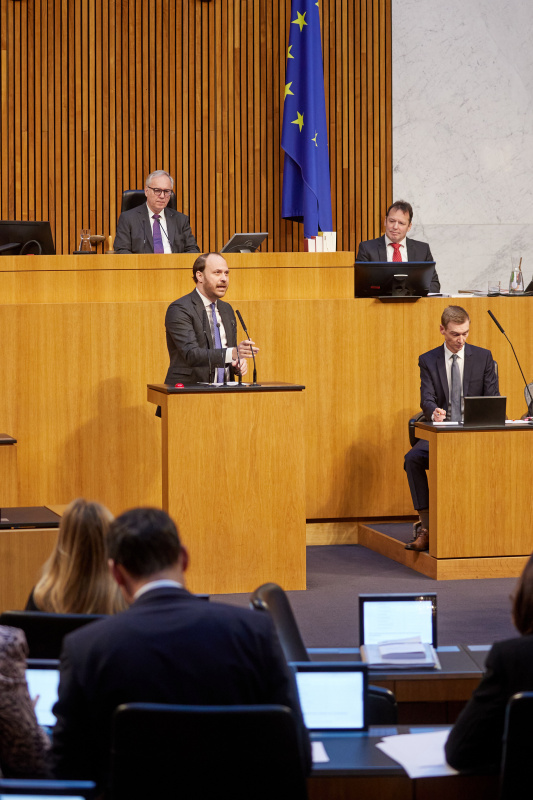Am Redner:innenpult Nationalratsabgeordneter Nikolaus Scherak (NEOS)