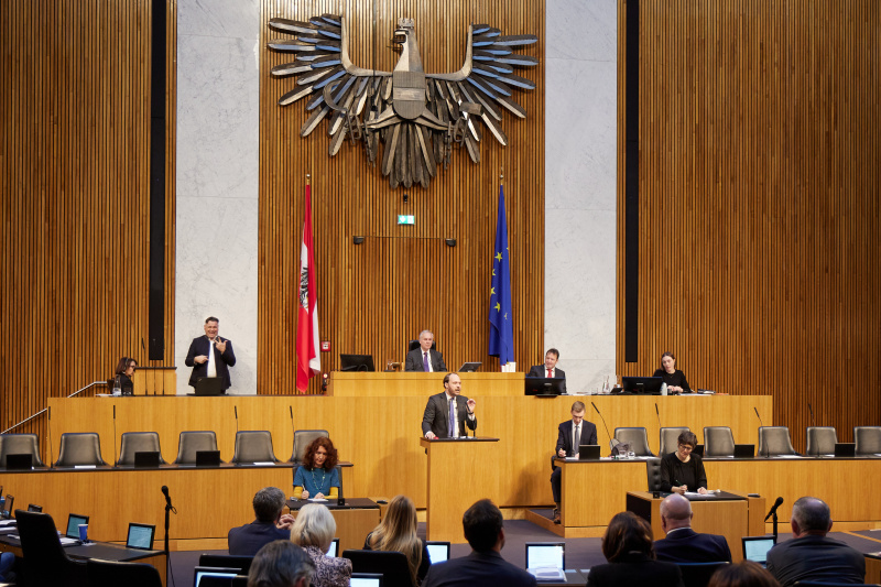 Am Redner:innenpult Nationalratsabgeordneter Nikolaus Scherak (NEOS)