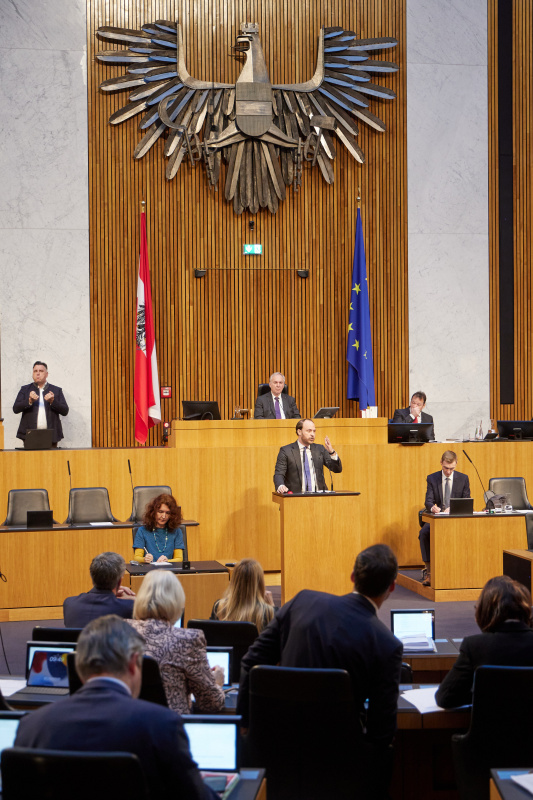 Am Redner:innenpult Nationalratsabgeordneter Nikolaus Scherak (NEOS)